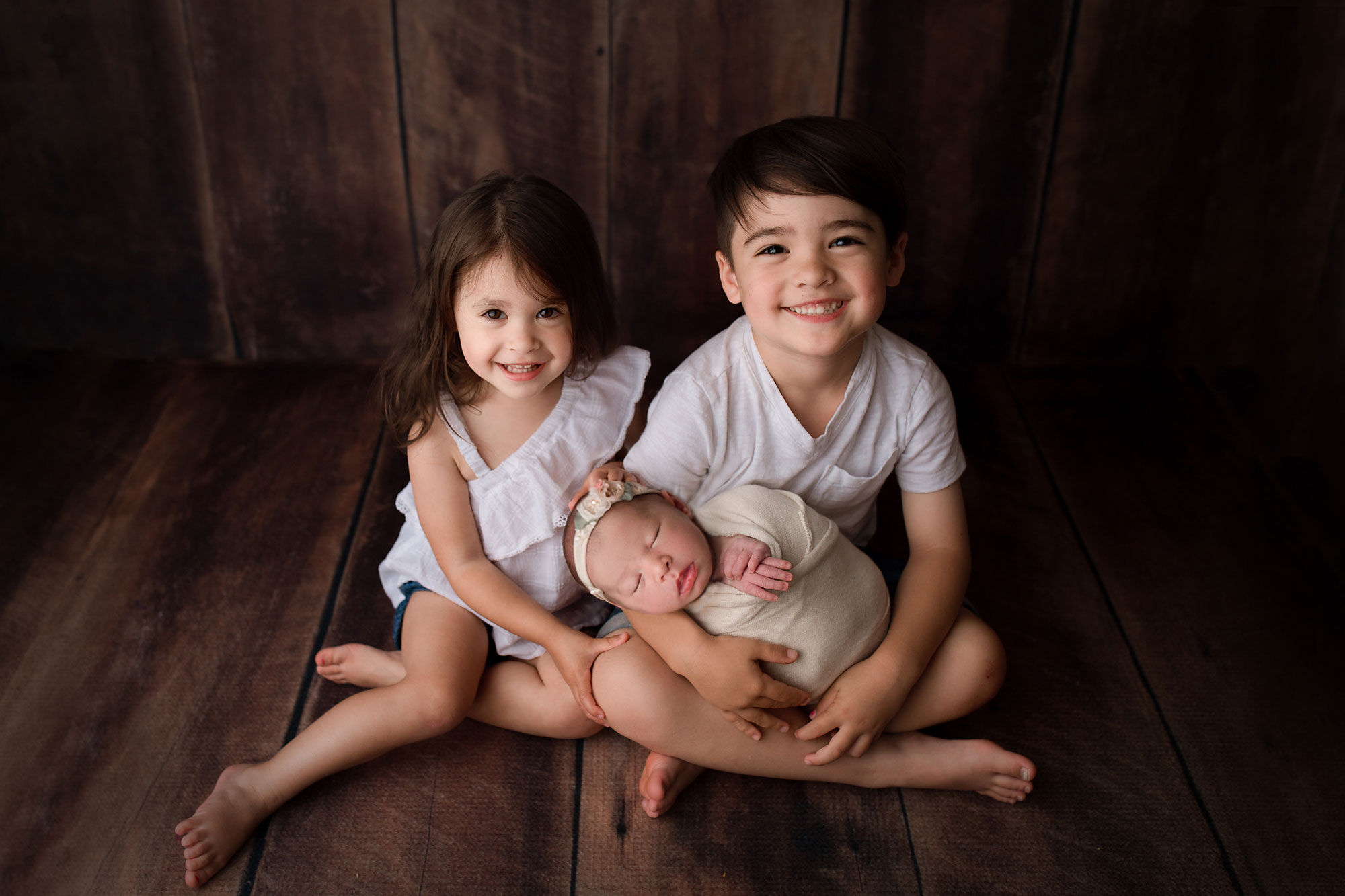 long valley baby photography siblings holding baby girl sibling posing