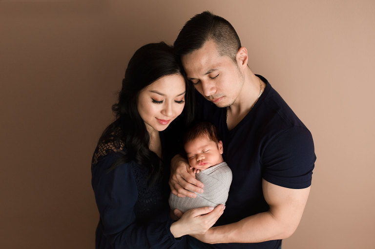 newborn photography poses with parents