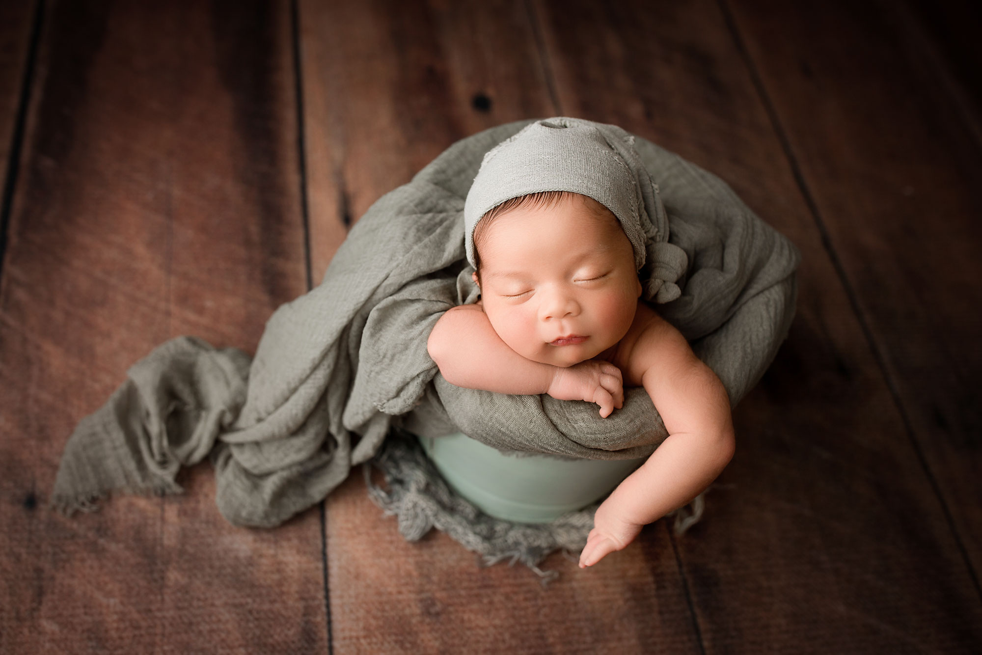 baby boy posing baby in a bucket newborn photographer philadelphia pa 