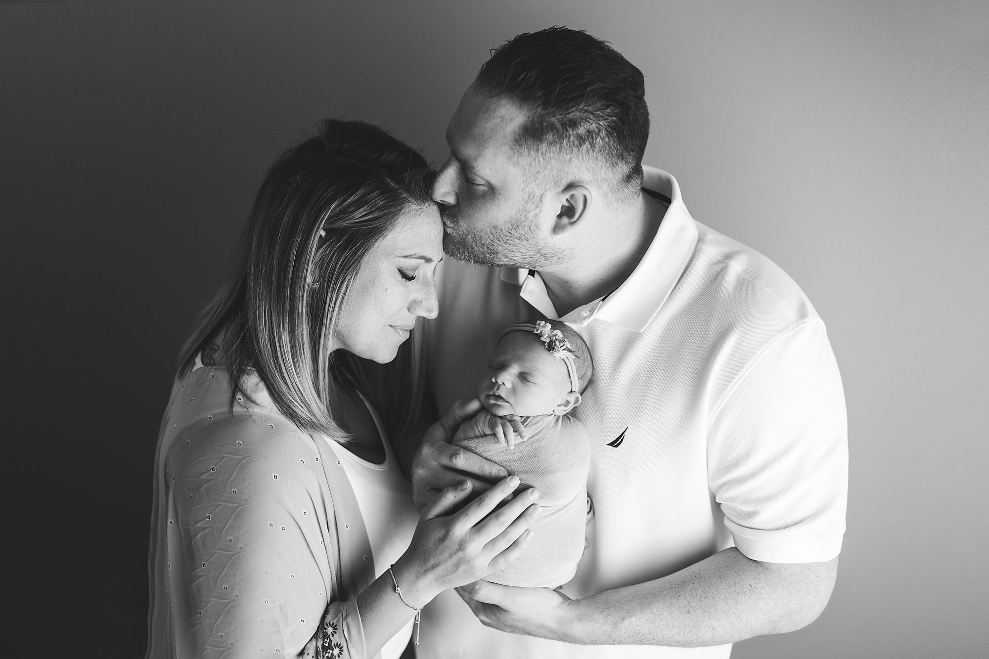 family portrait photography new jersey, black and white pic of mom dad and newborn girl