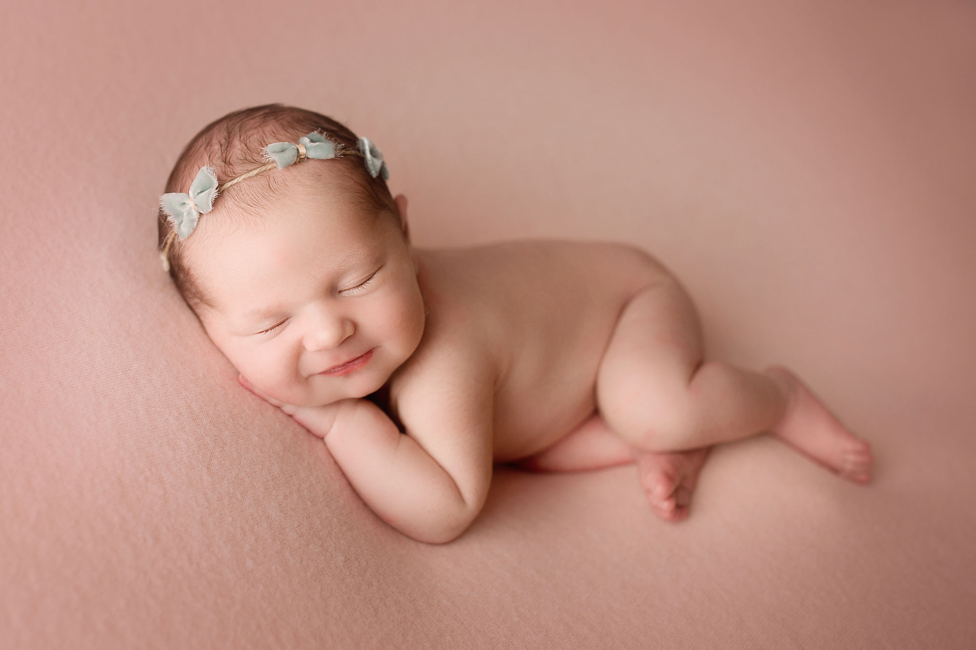 middlesex county nj newborn photography, naked baby girl asleep on pink blanket with blue bow headband