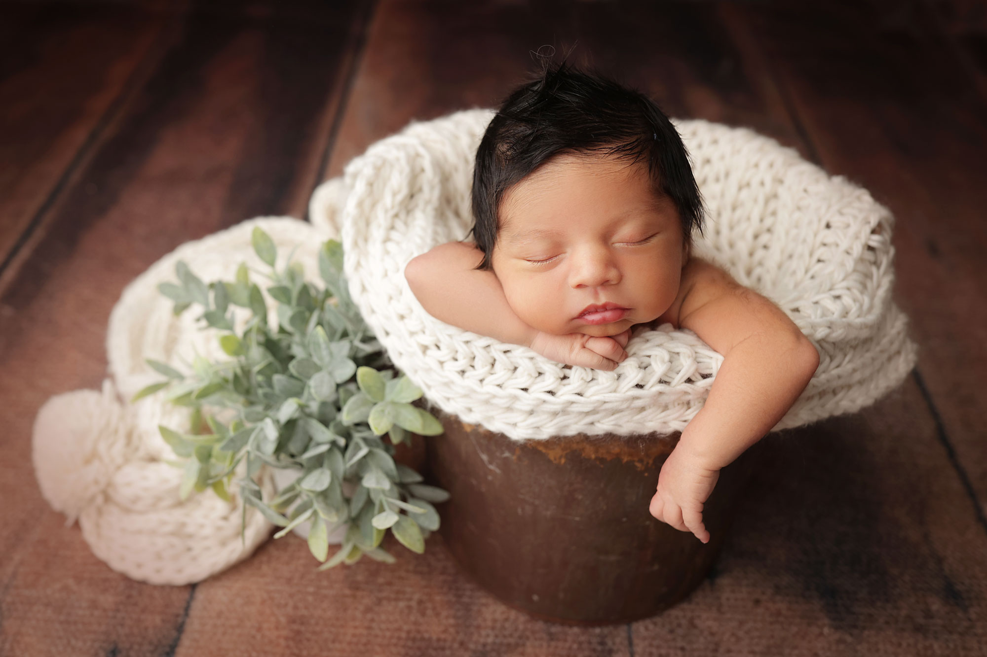 baby photo of neborn baby sleeping in a bucket Edsion NJ 