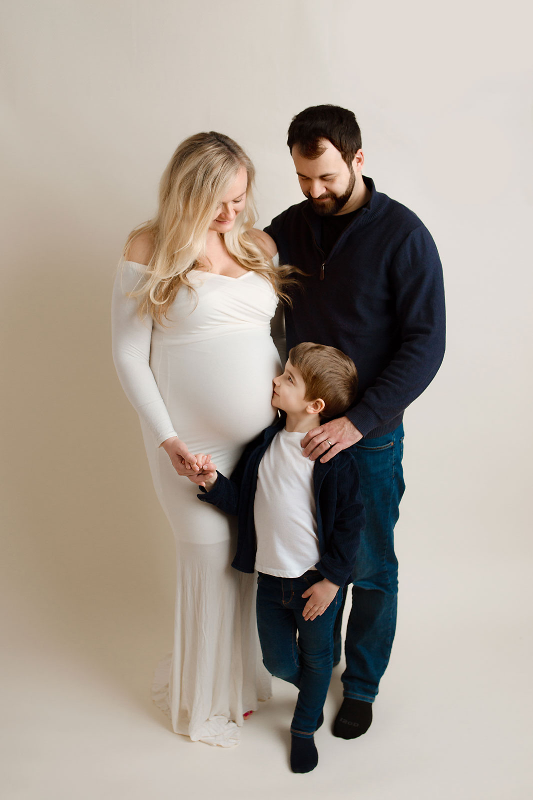 pregnancy photo session in NJ with parents 