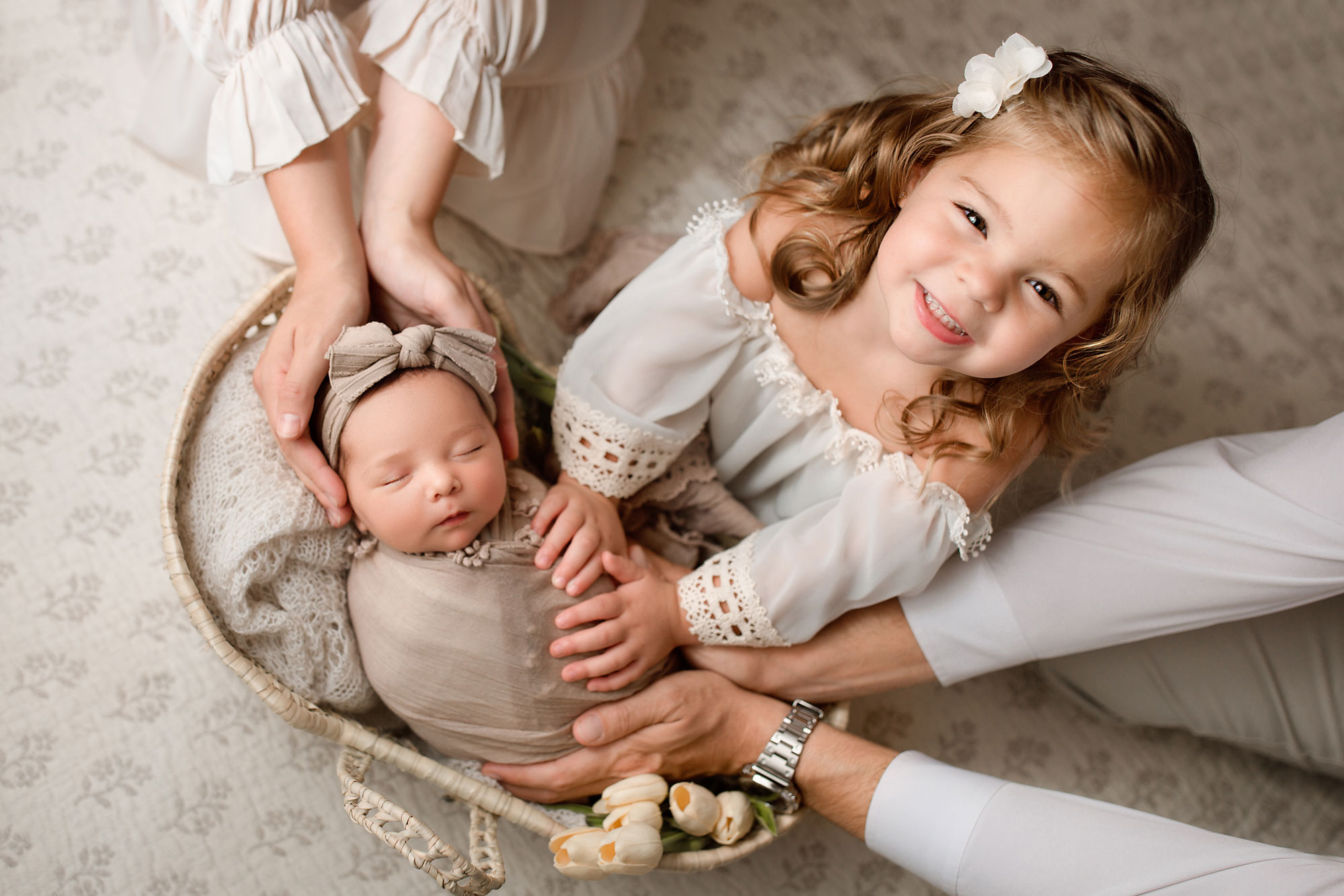 newborn with sibling photo session ideas